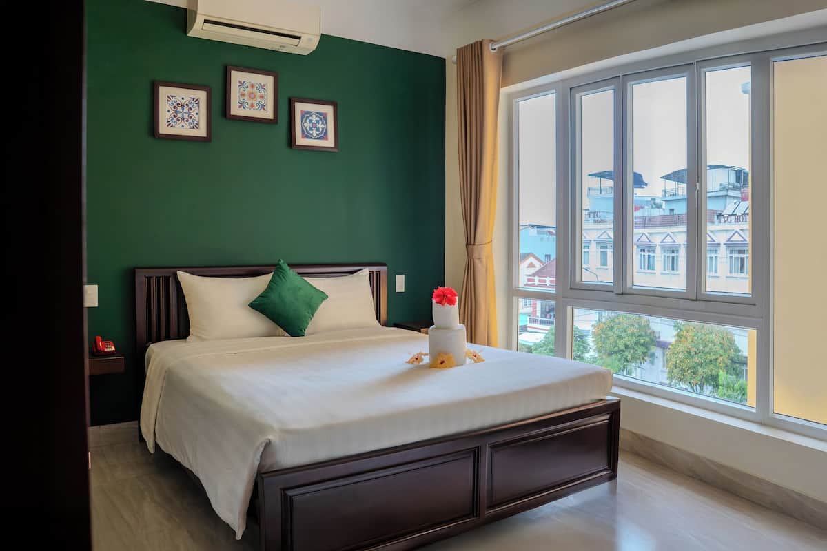 Dobbeltrom – deluxe, byutsikt | Minibar, skrivebord, skrivebord for bærbar PC og barnesenger (inkludert)