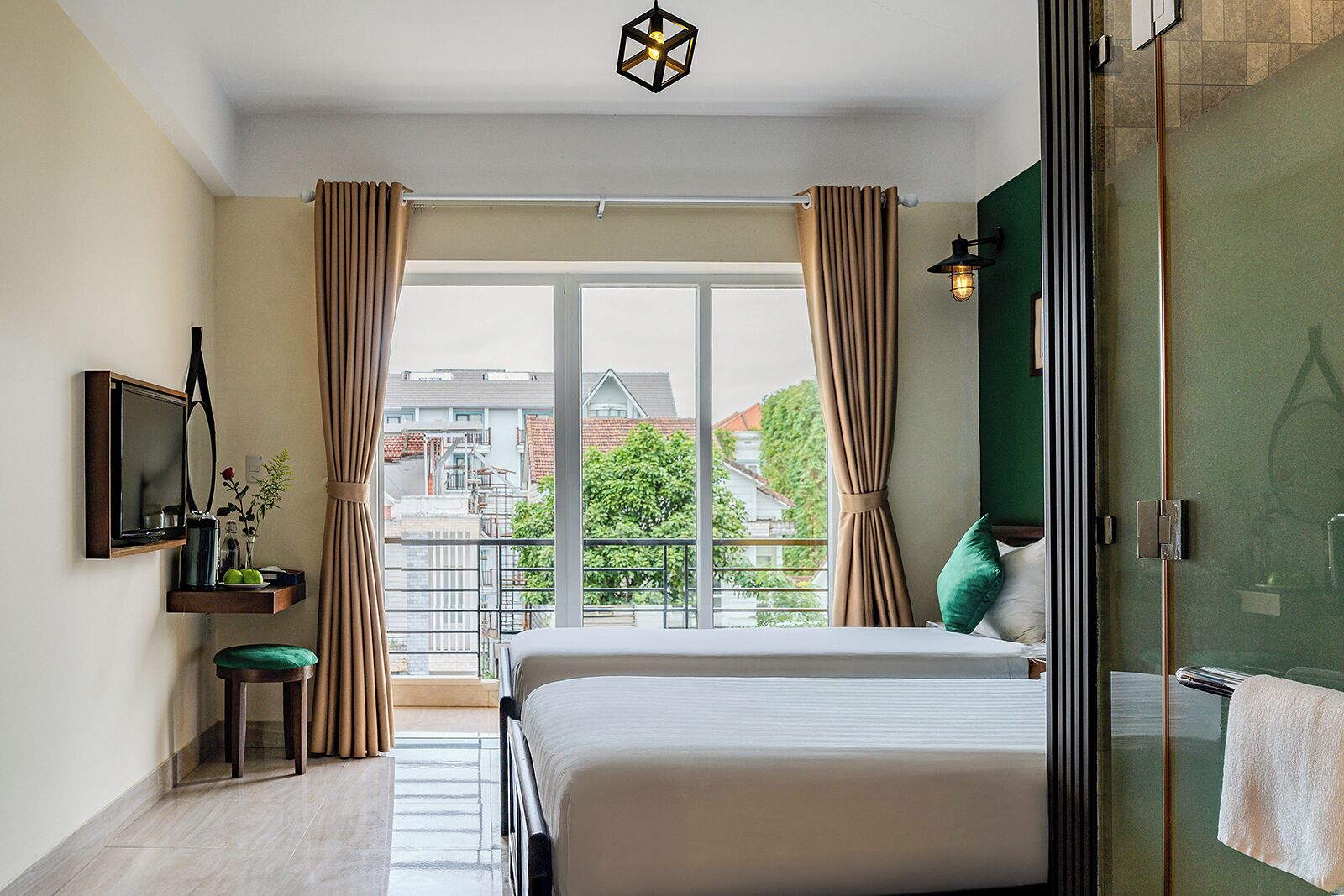 迷你吧、办公桌、笔记本电脑工作区、免费婴儿床