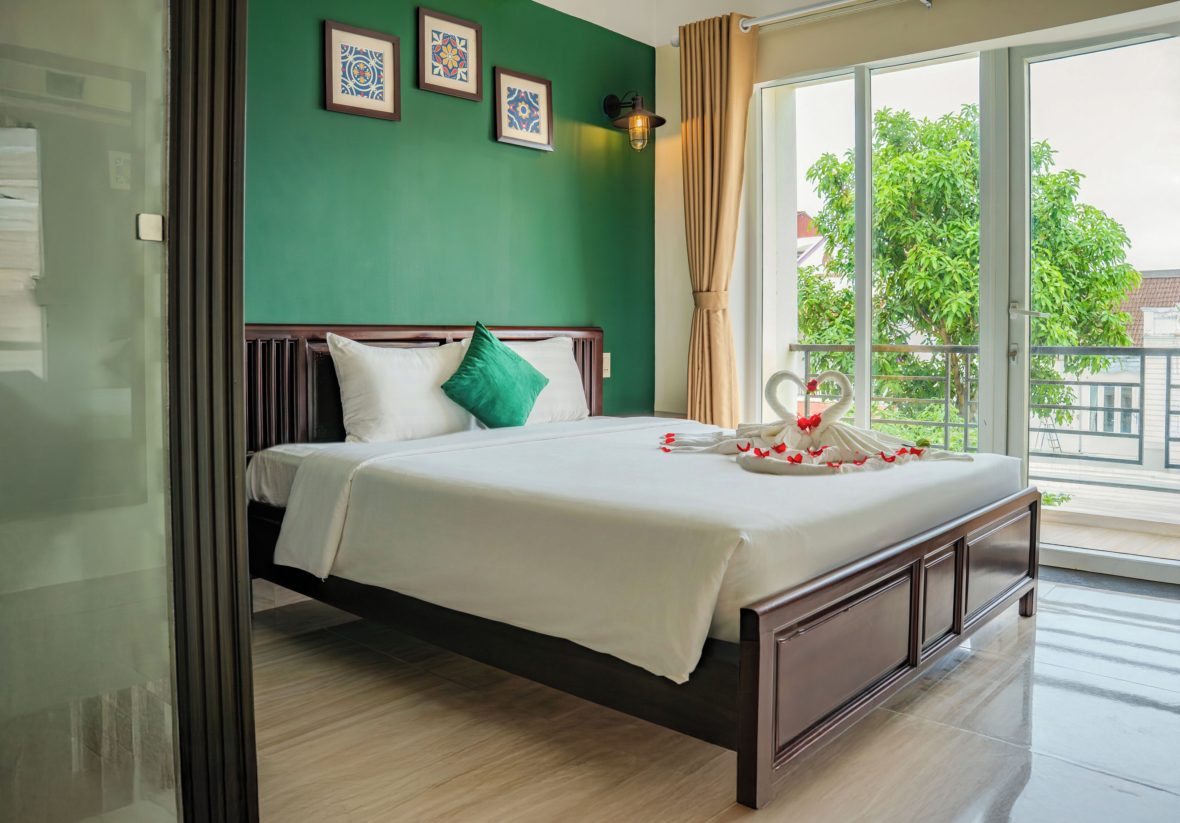 Dobbeltrom – grand, balkong, byutsikt | Minibar, skrivebord, skrivebord for bærbar PC og barnesenger (inkludert)