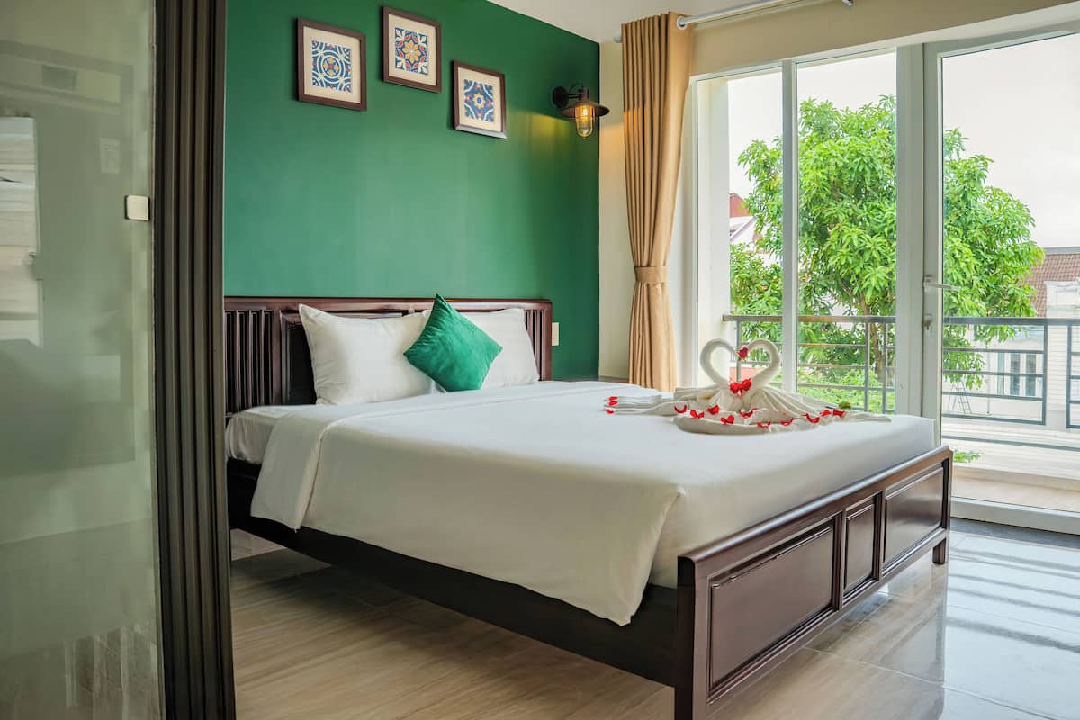 Dobbeltrom – grand, balkong, byutsikt | Minibar, skrivebord, skrivebord for bærbar PC og barnesenger (inkludert)