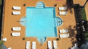 Two swimming pools with sun loungers and a deck area. - Lani kai unit 111. Cozy 2bed-2bath condo with beach access. PRIME LOCATION (Gulf Shores)