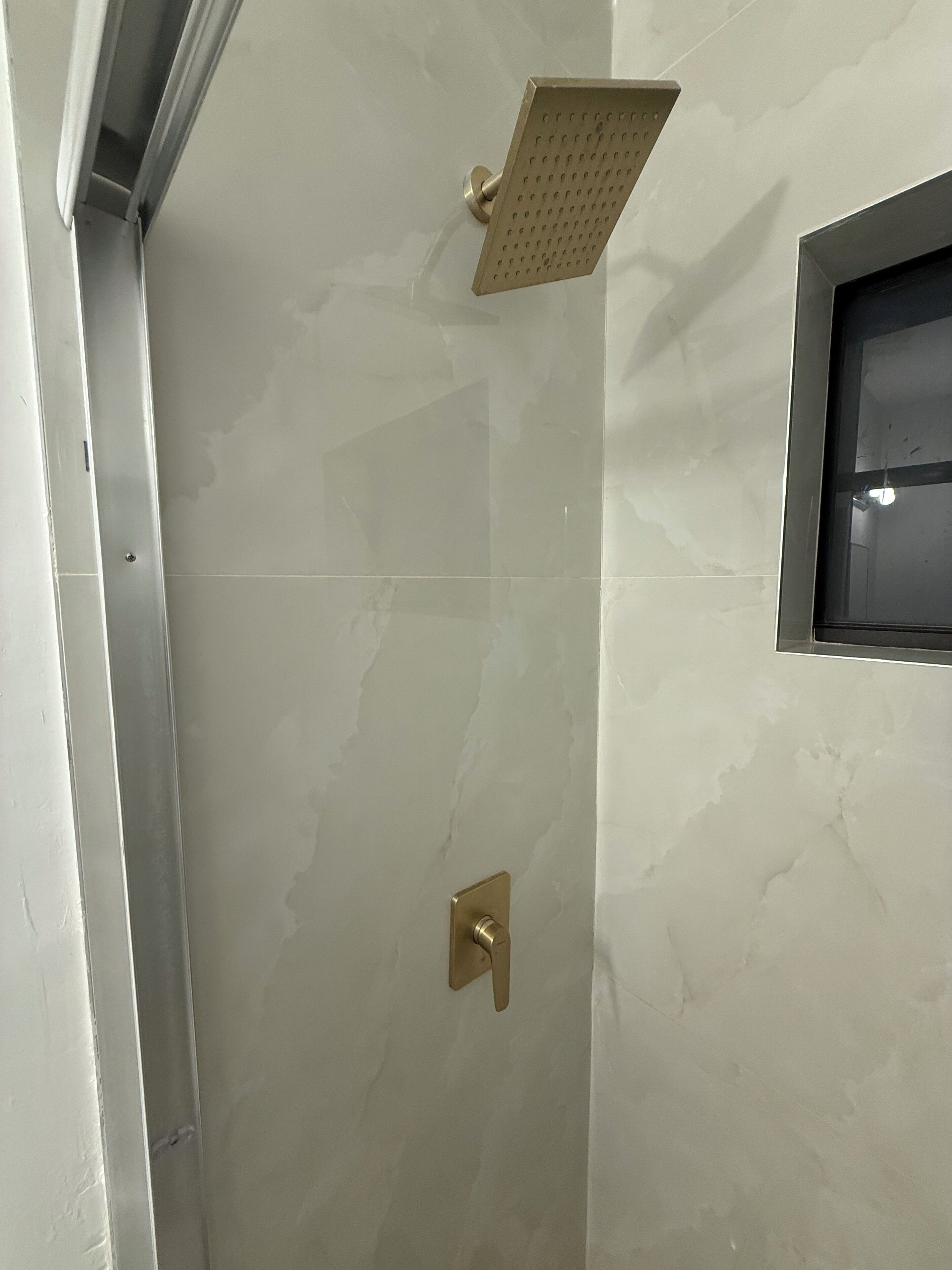 Regadera, toallas, jabón, papel de baño 