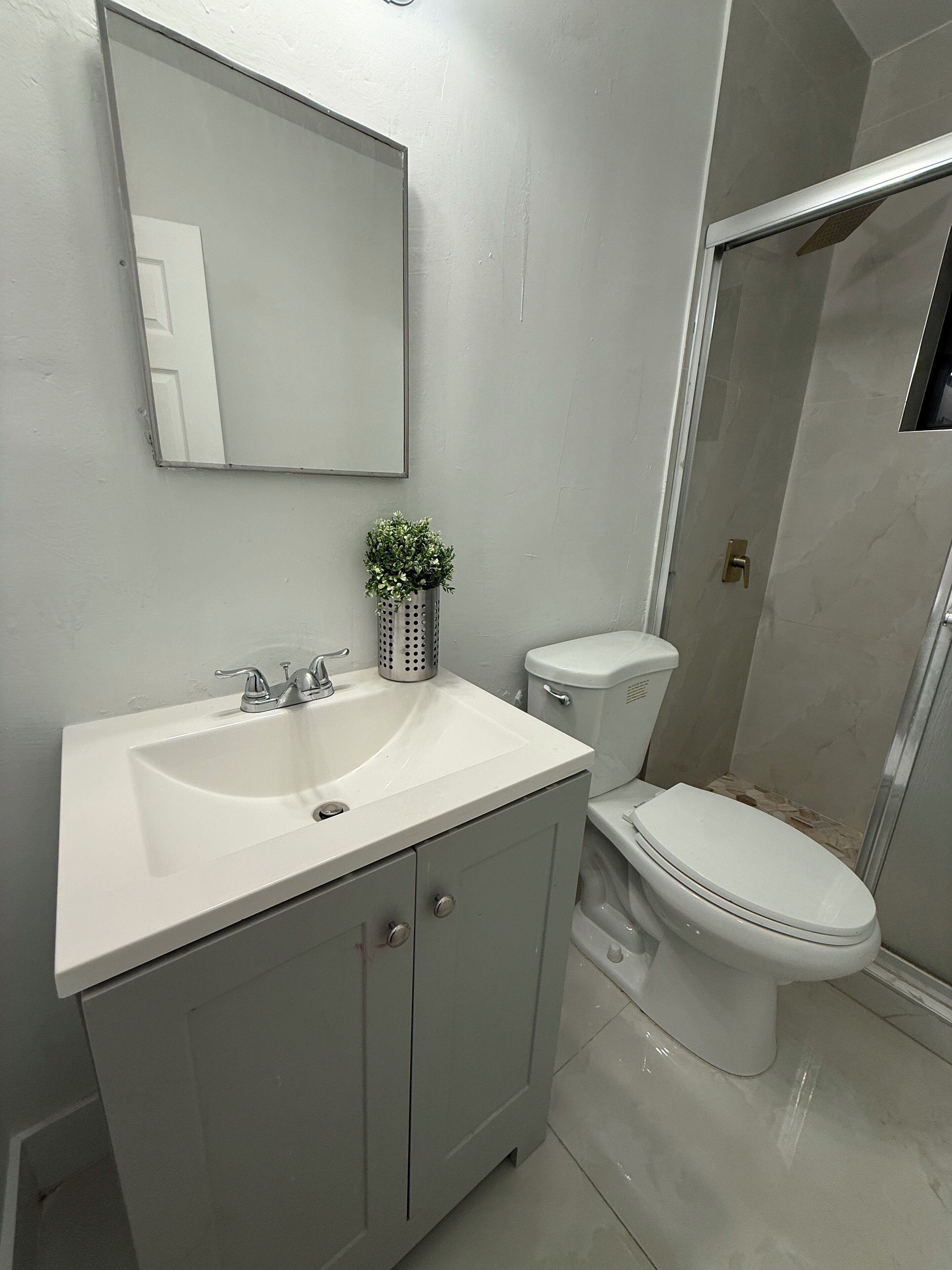 Douche, serviettes fournies, savon, papier de toilette