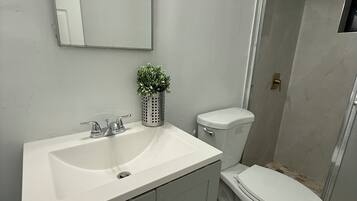 Douche, serviettes fournies, savon, papier de toilette