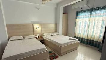 Deluxe Double Room | Bathroom | Free toiletries, towels, soap, shampoo