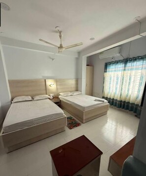 Deluxe Double Room | Bathroom | Free toiletries, towels, soap, shampoo - Hotel Lynn Valley Bogura (Bogra)