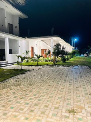 Front of property - Asai surf inn Arugambay  (pottuvil)
