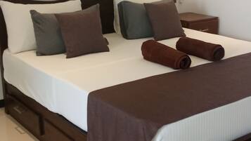 Meja kerja, kedap suara, setrika/meja setrika, dan Wi-Fi gratis