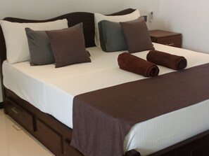 Desk, soundproofing, iron/ironing board, free WiFi - Asai surf inn Arugambay  (pottuvil)