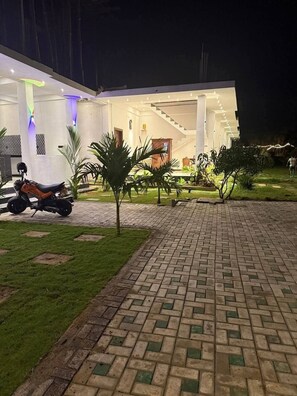 Front of property - Asai surf inn Arugambay  (pottuvil)