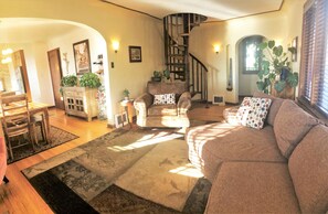 Living area - 6-Bedroom Ultra Luxury House (Salt Lake City)