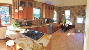 Luxury House, 6 Bedrooms, Garden Area | Private kitchen