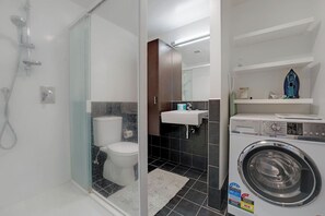 Hair dryer, towels - CBD 2-Bedroom Apt near Hospital and K`Rd (Auckland CBD)