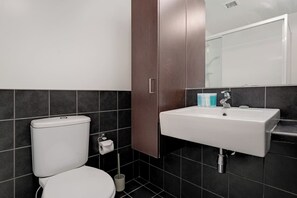 Hair dryer, towels - CBD 2-Bedroom Apt near Hospital and K`Rd (Auckland CBD)