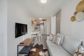 TV - CBD 2-Bedroom Apt near Hospital and K`Rd (Auckland CBD)