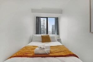2 bedrooms, desk, iron/ironing board, WiFi - CBD 2-Bedroom Apt near Hospital and K`Rd (Auckland CBD)