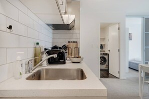 Fridge, microwave, oven, stovetop - CBD 2-Bedroom Apt near Hospital and K`Rd (Auckland CBD)