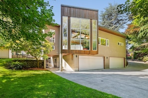 Exterior - Spacious home w/ private pool & hot tub, game room - amazing location (Tacoma)