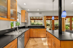 Fridge, microwave, oven, stovetop - Spacious home w/ private pool & hot tub, game room - amazing location (Tacoma)