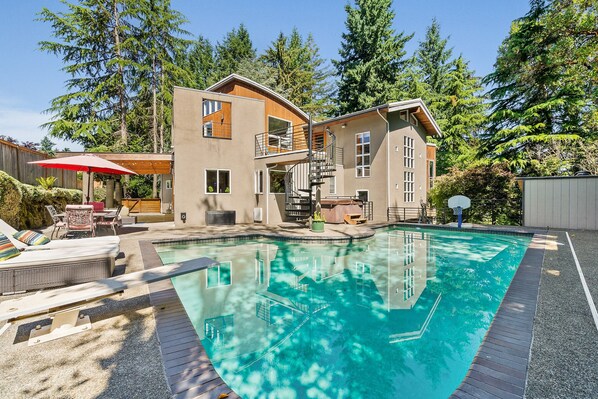 A heated pool - Spacious home w/ private pool & hot tub, game room - amazing location (Tacoma)