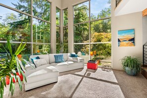 Interior - Spacious home w/ private pool & hot tub, game room - amazing location (Tacoma)