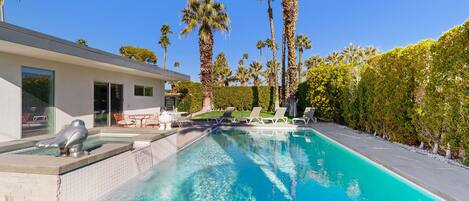 Een verwarmd zwembad