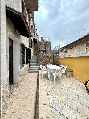 Outdoor dining - " Comfort Apartments Superior " (Bari Sardo)