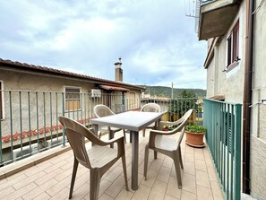 Outdoor dining - " Comfort Apartments " (Bari Sardo)