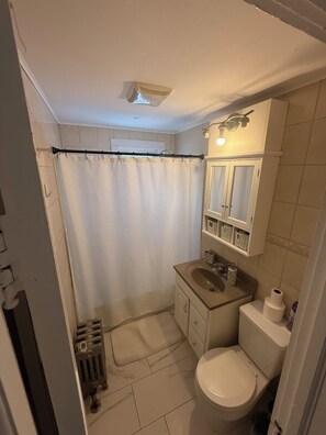 Secadora de cabello, toallas, jabón, papel de baño 