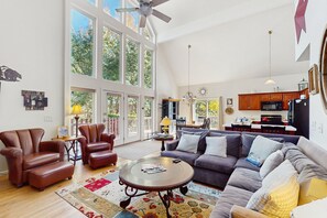 Tv, pejs, bordtennisbord, bøger