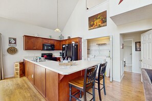 Køleskab, mikrobølgeovn, ovn, kogeplade