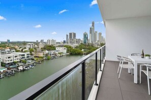 Outdoor dining - Luxury 2BR Surfers Paradise Riverfront Retreat (Surfers Paradise)