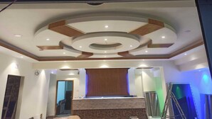 Un interior moderno con un diseño de techo circular, un mostrador de recepción y una escalera.