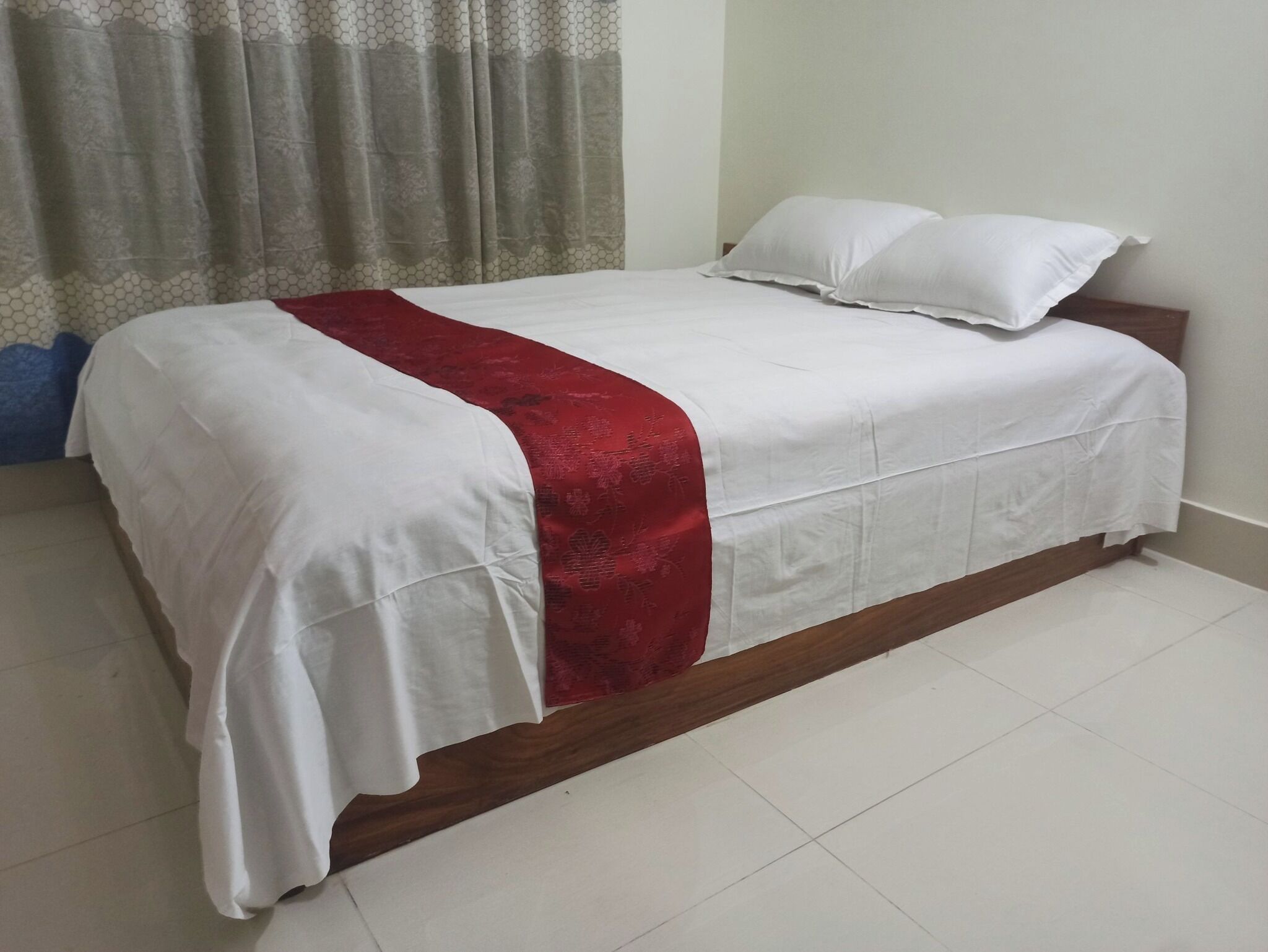 Bathtub, free toiletries, towels, soap