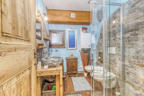Honeymoon Apartment, Multiple Bedrooms (Luna apartment Baita Ayana) | Bathroom | Shower, hair dryer, bidet, towels - Luna Apartment Baita Ayana (Oulx)