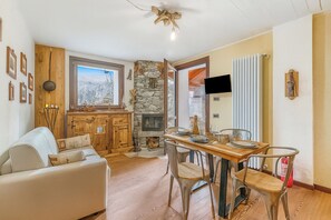 Honeymoon Apartment, Multiple Bedrooms (Luna apartment Baita Ayana) | Living area | 21-inch flat-screen TV with cable channels, fireplace - Luna Apartment Baita Ayana (Oulx)