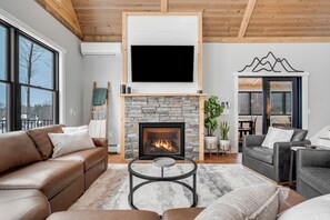 Smart TV, fireplace, video games, books - Harmony Hideaway- Brand New Chalet with Mountain Views (Bethel)