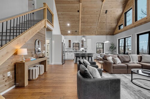 Harmony Hideaway- Brand New Chalet with Mountain Views