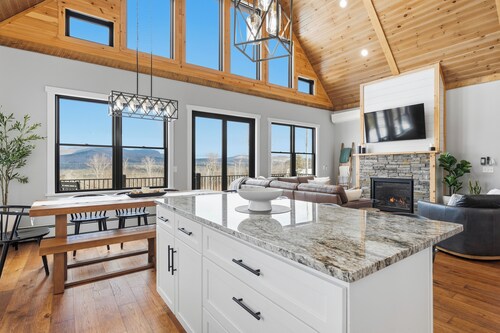 Harmony Hideaway- Brand New Chalet with Mountain Views