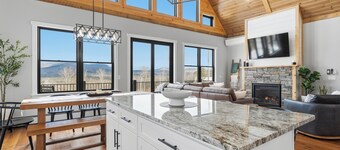 Harmony Hideaway- Brand New Chalet with Mountain Views
