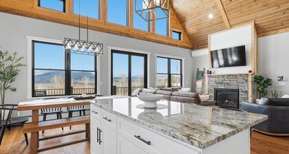 Harmony Hideaway- Brand New Chalet with Mountain Views