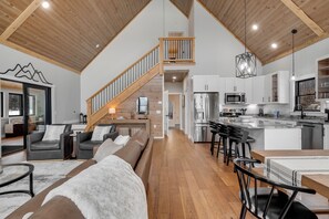 Smart TV, fireplace, video games, books - Harmony Hideaway- Brand New Chalet with Mountain Views (Bethel)