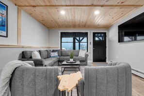 Smart TV, fireplace, video games, books - Harmony Hideaway- Brand New Chalet with Mountain Views (Bethel)