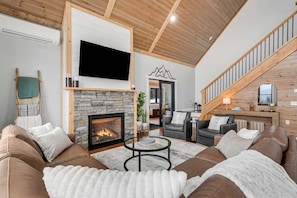 Smart TV, fireplace - Mt Chalet- Views, Hot Tub, Fireplace, Golden Tee (Bethel)
