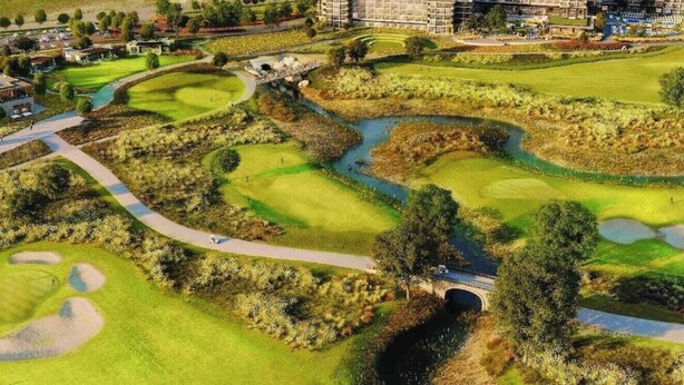Un parcours de golf comportant plusieurs greens, des obstacles d’eau et un pont.