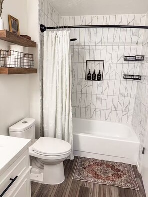 Hair dryer, towels, soap, toilet paper - Clean, quiet, 2-bedroom South Hill rental with a Garage. Conveniently located. (Spokane)