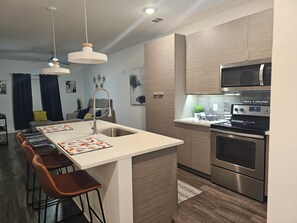 Four à micro-ondes, un four, surface de cuisson, lave-vaisselle