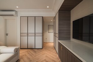 Apartamento Deluxe, 2 habitaciones, bañera, vistas a la ciudad | Ropa de cama de alta calidad y edredones de plumas