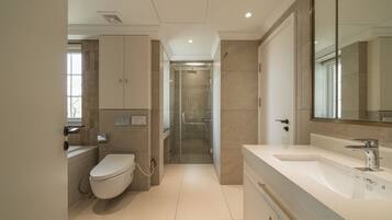 City Apartment, 1 Bedroom, Bathtub, City View | Bathroom | Combined shower/tub, hydromassage showerhead, free toiletries
