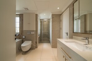 Căn hộ trung tâm thành phố, 1 phòng ngủ, bồn tắm, quang cảnh thành phố | Phòng tắm | Vòi sen/bồn tắm kết hợp, vòi sen thủy lực 